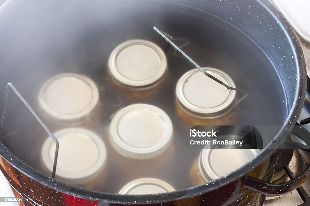 La mermelada de melocotón de procesamiento de agua hirviendo - Foto de stock de Envasado libre de derechos