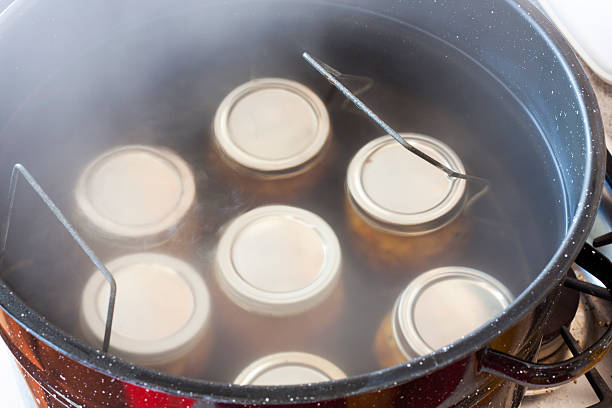 ピーチのジャムを沸騰する水処理 - canning ストックフォトと画像