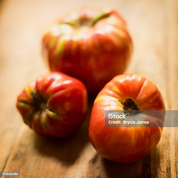 Photo libre de droit de Trois Brandywine Les Tomates Dhéritage Dans Une Caisse En Bois banque d'images et plus d'images libres de droit de Aliment