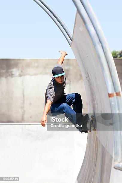 Skateboarder In Tube Stockfoto und mehr Bilder von Aktiver Lebensstil - Aktiver Lebensstil, Aktivitäten und Sport, Athlet