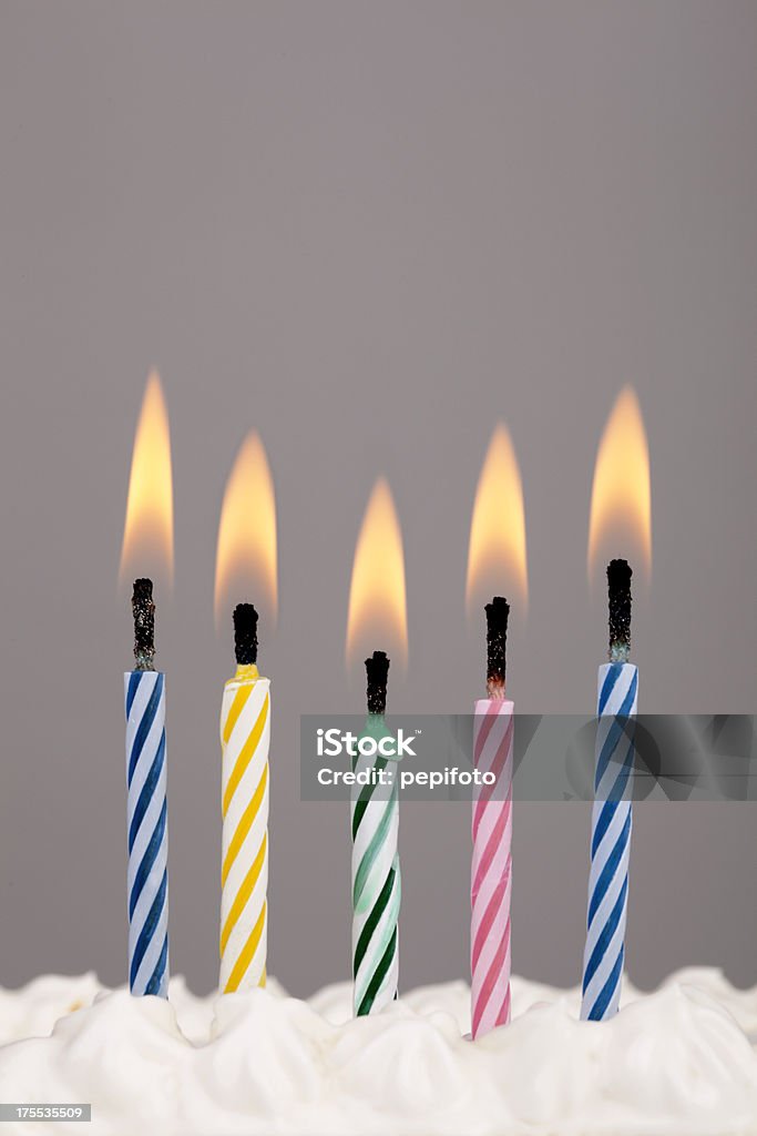 Candeline di compleanno - Foto stock royalty-free di Accendere (col fuoco)