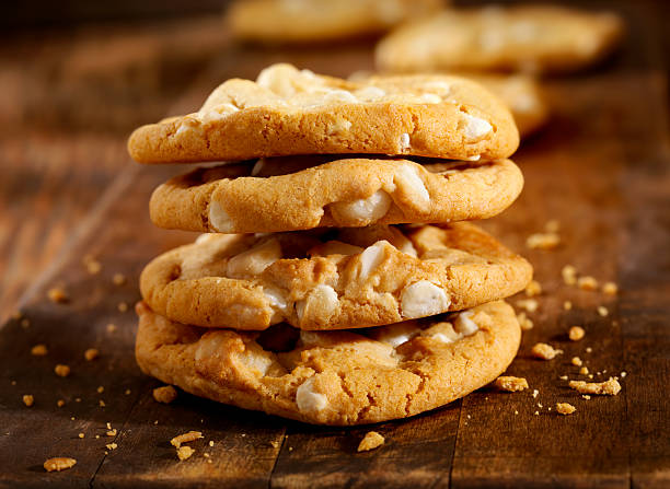nuez de macadamia y galletas de chocolate blanco - chocolate chip cookie cookie chocolate stack fotografías e imágenes de stock