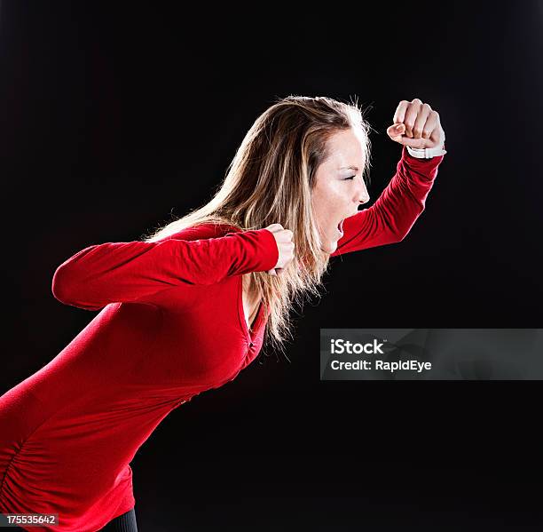 Con Furia Enojado Rubia En Rojo Sinclina Hacia Adelante Raging Foto de stock y más banco de imágenes de 20 a 29 años