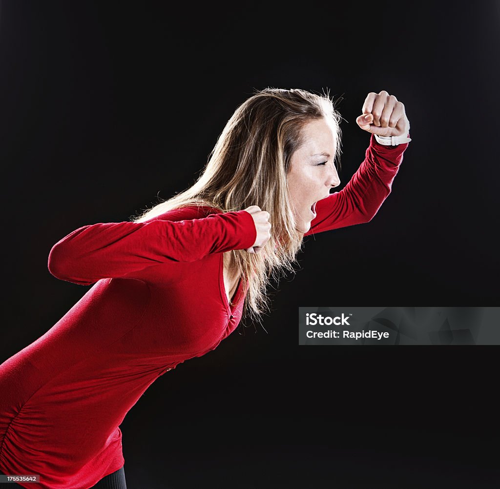 Furiously arrabbiato bionda in rosso piegato in avanti, devastata - Foto stock royalty-free di Adolescente