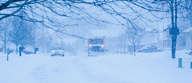 as nevascas intensas e um carro atrás removedor de neve - snowplow snow blizzard truck - fotografias e filmes do acervo