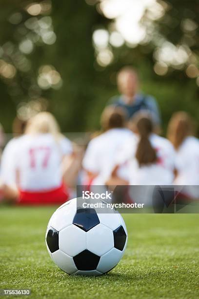 Niñas Equipo De Fútbol Foto de stock y más banco de imágenes de Adolescente - Adolescente, Adulto, Aire libre