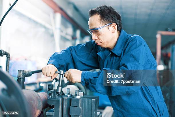 Industrial Machinist De Trabajo De Sujeción De Torno Foto de stock y más banco de imágenes de Acero