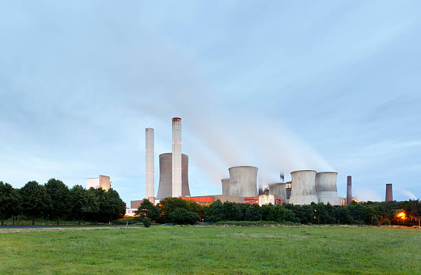 power station bei nacht - niederaußem stock-fotos und bilder