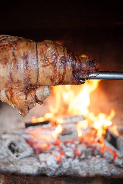 gebratene ferkel - spit roasted roasted roast pork domestic pig stock-fotos und bilder