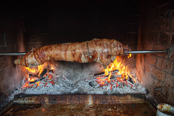 prażenie prosię - spit roasted roast pork barbecue grill barbecue zdjęcia i obrazy z banku zdjęć