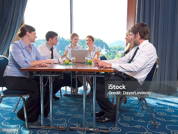 Foto de Para Reunião e mais fotos de stock de Reunião de negócios - Reunião de negócios, 30 Anos, Adulto