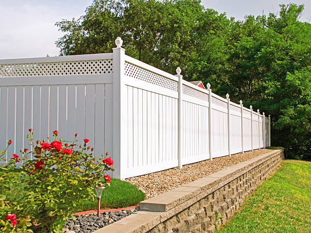 New White vinyl fence Beautiful white vinyl fence in back yard with nice landscaping in the foreground and background fence stock pictures, royalty-free photos & images