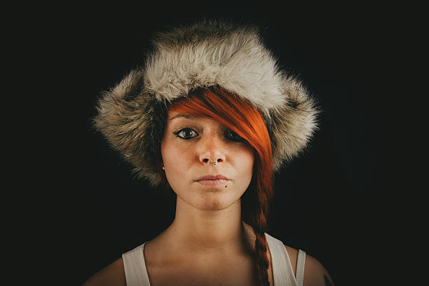 redhair mujer usando sombrero de piel - russian culture fashion model hat sensuality fotografías e imágenes de stock