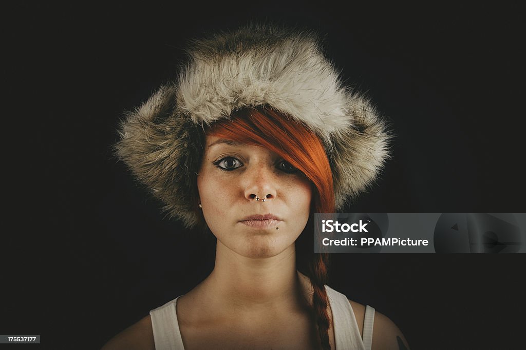 Redhair mulher vestindo Chapéu de Pêlo de Animal - Foto de stock de Chapéu royalty-free