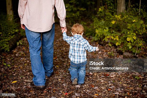 Widok Z Tyłu Ojciec I Syn Mały Spaceru Na Szlaku - zdjęcia stockowe i więcej obrazów 18 do 23 miesięcy - 18 do 23 miesięcy, 30-34 lata, 30-39 lat