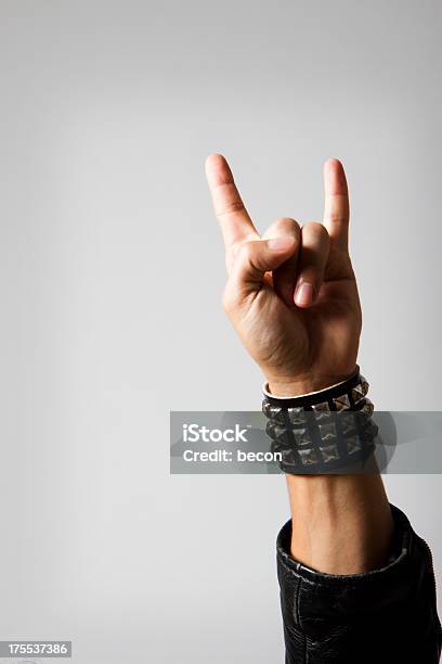 Rock Ducha Foto de stock y más banco de imágenes de Música rock - Música rock, Gesto de mano, Heavy metal