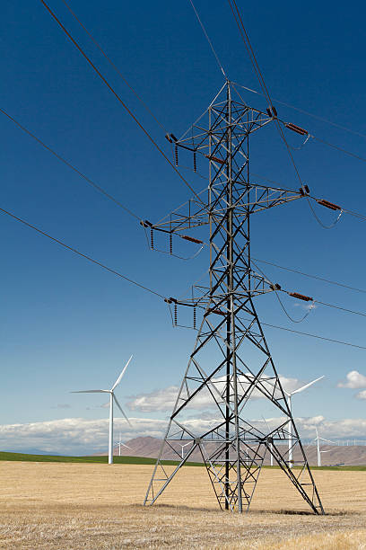 Torre de alta tensión y de turbinas eólicas - foto de stock