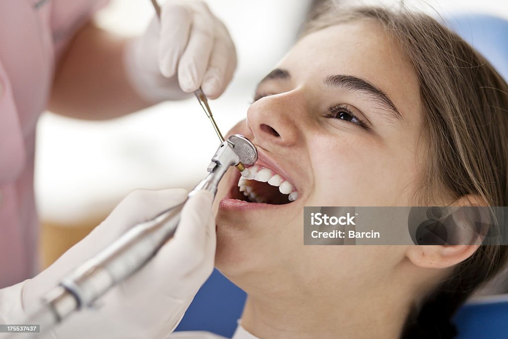 Teenager-Mädchen in Zahnarzt-Büro - Lizenzfrei 14-15 Jahre Stock-Foto