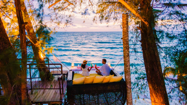 タイのクッド島のビーチでのロマンチックなディナー、休暇中にビーチで夕食をとるカップル - 特別休暇 ストックフォトと画像