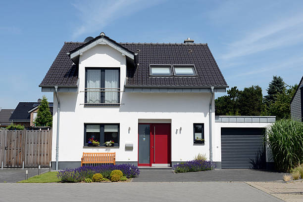 vista de la casa blanca con estacionamiento en la parte frontal - house detached house garage outdoors fotografías e imágenes de stock