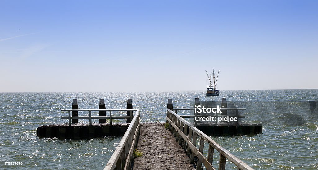 Pesca en bote en el puerto de salida - Foto de stock de Agua libre de derechos