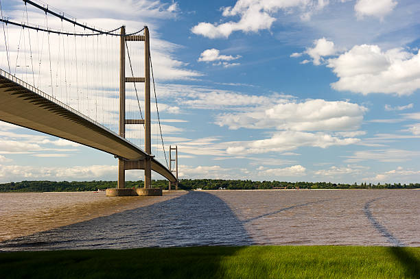 험버교 및 섀도스 - humber bridge bridge humber river yorkshire 뉴스 사진 이미지