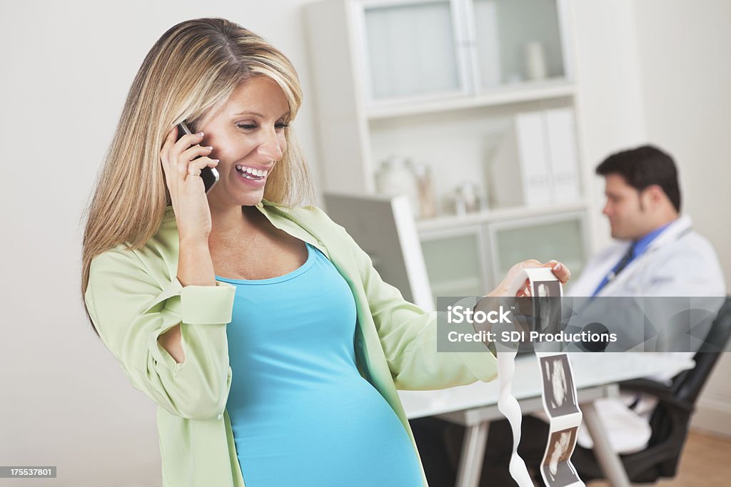 Excitación embarazada mom llamar a reveló sexo de bebé en gestación - Foto de stock de Adulto libre de derechos