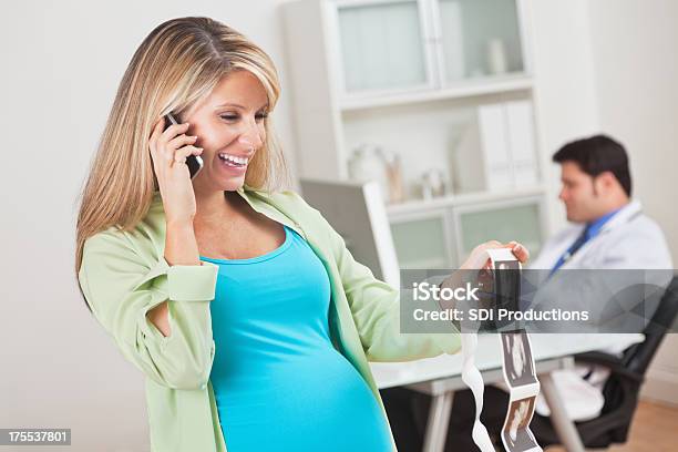 Entusiasmado Grávida Chamada Mãe Para Revelar O Género De Bebé - Fotografias de stock e mais imagens de A usar um telefone