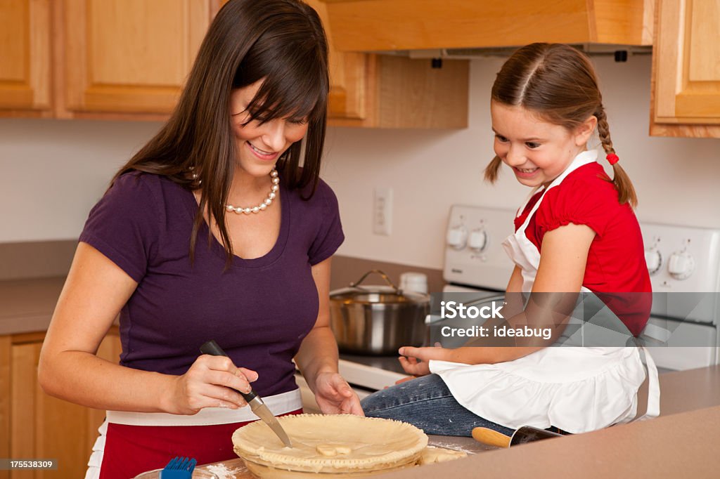 Feliz Mãe e filha assar a torta juntos na cozinha - Foto de stock de 20 Anos royalty-free