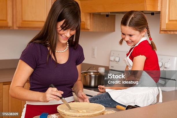 Foto de Feliz Mãe E Filha Assar A Torta Juntos Na Cozinha e mais fotos de stock de 20 Anos - 20 Anos, 25-30 Anos, 6-7 Anos