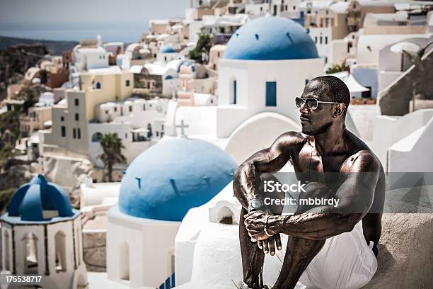 Hombre Disfrutando De Vacaciones En La Aldea De Oia Santorini Island Foto de stock y más banco de imágenes de 45-49 años