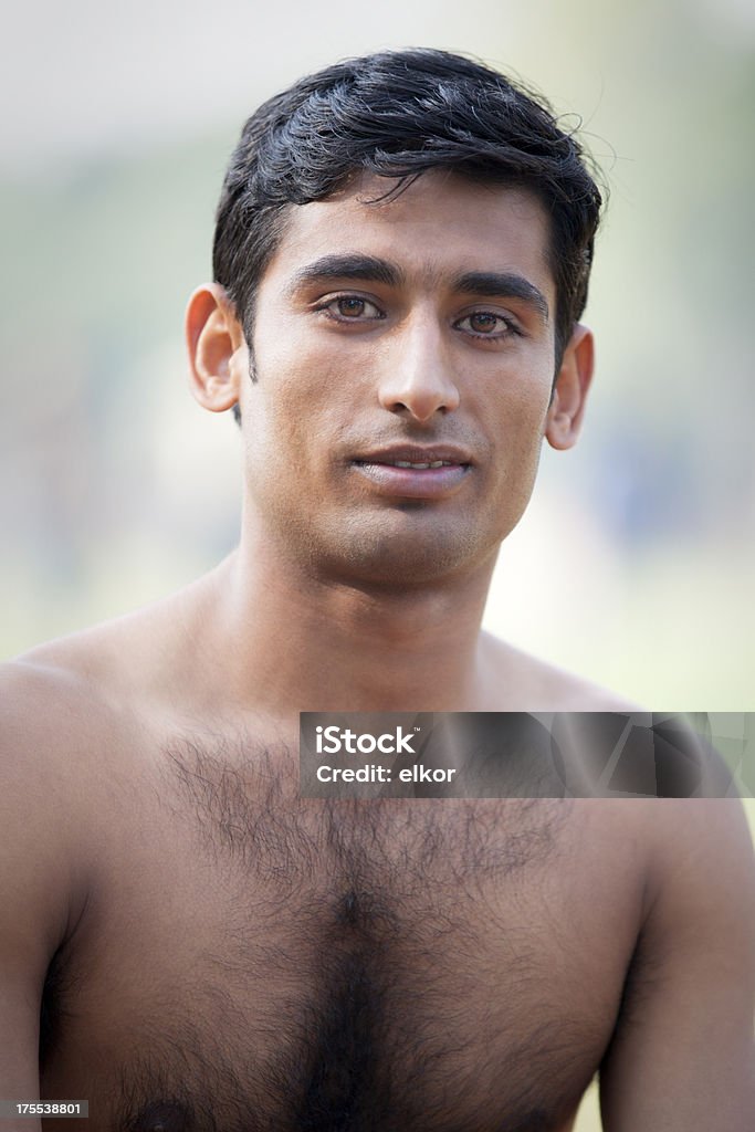 Sonriente joven hombre sin camisa, India - Foto de stock de 20-24 años libre de derechos