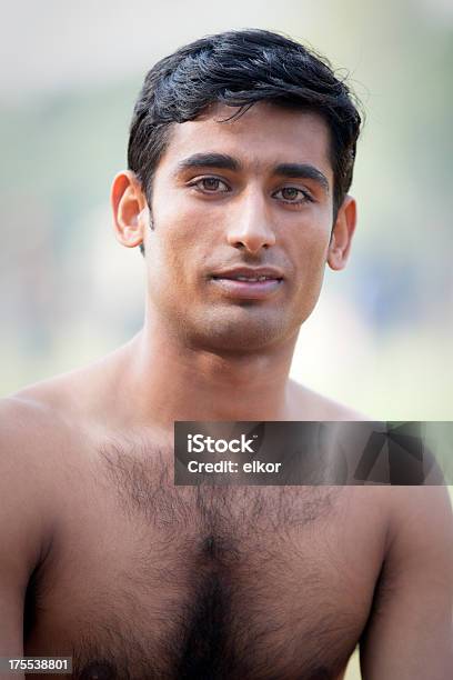 Sonriente Joven Hombre Sin Camisa India Foto de stock y más banco de imágenes de 20-24 años - 20-24 años, Adulto, Adulto joven