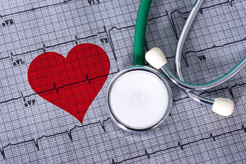 Ausdruck vom EKG, Stethoskop und ein Herzsymbol