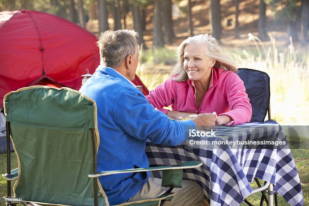 Altes Paar genießen Mahlzeit auf Camping-Urlaub - Lizenzfrei 60-69 Jahre Stock-Foto