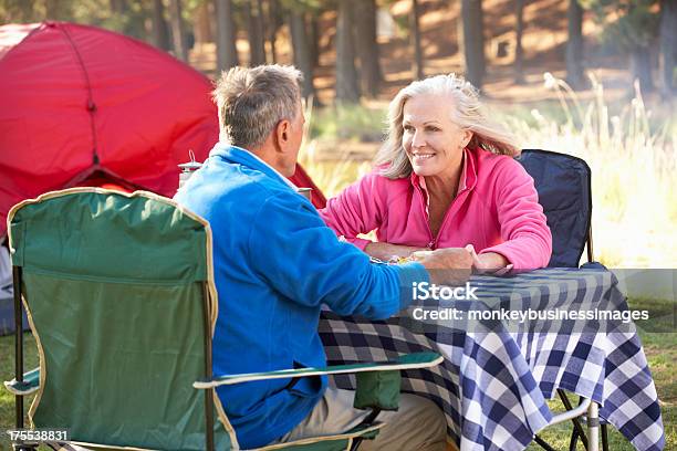 Altes Paar Genießen Mahlzeit Auf Campingurlaub Stockfoto und mehr Bilder von 60-69 Jahre - 60-69 Jahre, Aktiver Lebensstil, Aktiver Senior