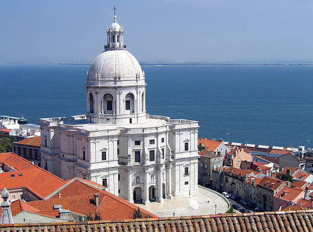 vista da cidade alfama a igreja de santa engracia (lisboa) - lisbon portugal portugal gazebo observation point imagens e fotografias de stock