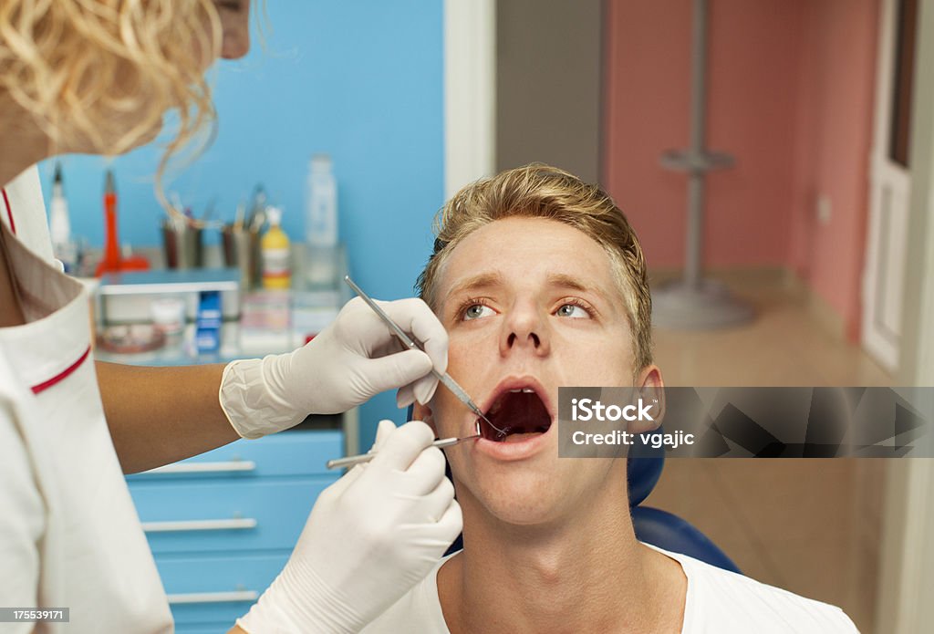 Подросток визит Стоматологический кабинет - Стоковые фото Мужчины роялти-фри
