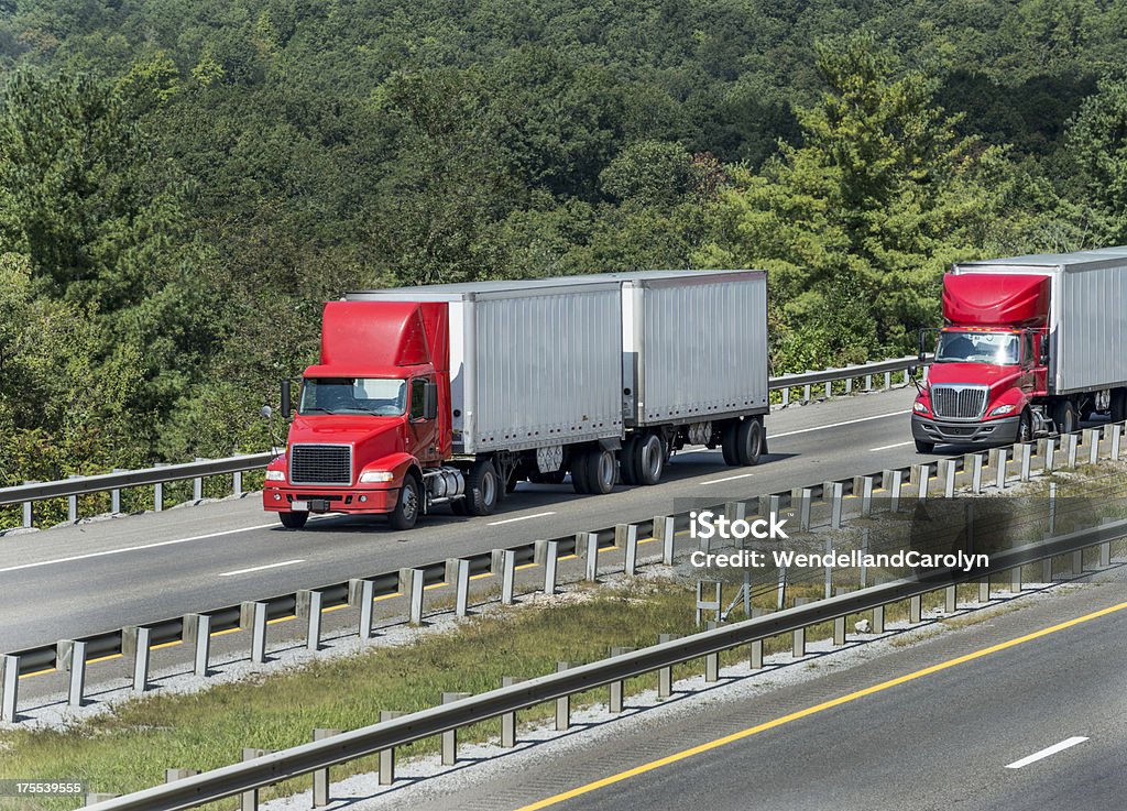 Deux Red les camions sur l'autoroute - Photo de Affaires libre de droits
