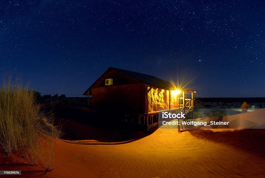 Bungalow di notte sul kalahari - Foto stock royalty-free di Abbandonato