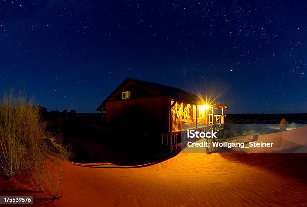 Bungalow Di Notte Sul Kalahari - Fotografie stock e altre immagini di Abbandonato - Abbandonato, Africa, Ambientazione esterna