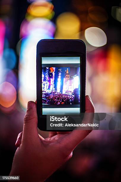 Capturar O Momento Com Um Smartphone - Fotografias de stock e mais imagens de A caminho - A caminho, Acontecimentos da Vida, Adulto