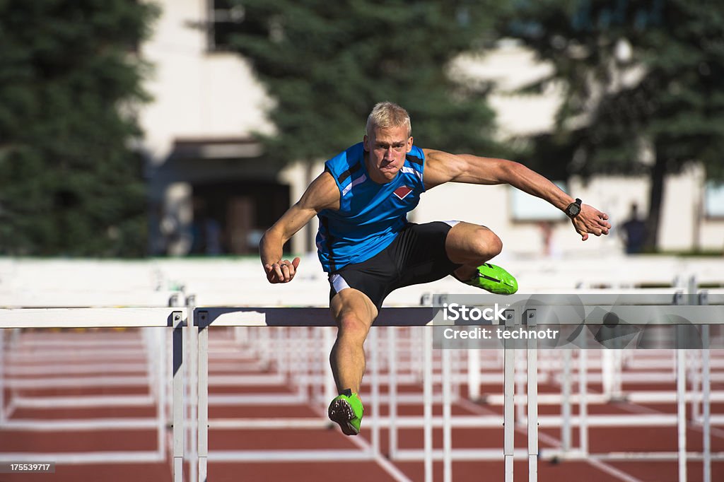 Gara 110 m ostacoli - Foto stock royalty-free di Correre