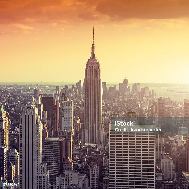 Vista Del Skyline De Manhattan Foto de stock y más banco de imágenes de Aire libre - Aire libre, Alto - Descripción física, Anochecer