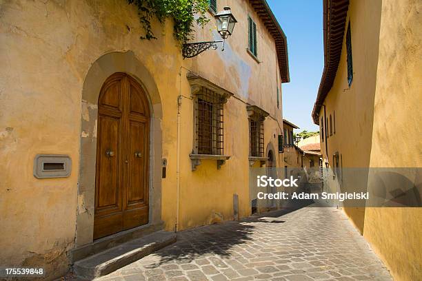 Romántica Pueblo Italiano Foto de stock y más banco de imágenes de Adoquinado - Adoquinado, Aire libre, Aldea