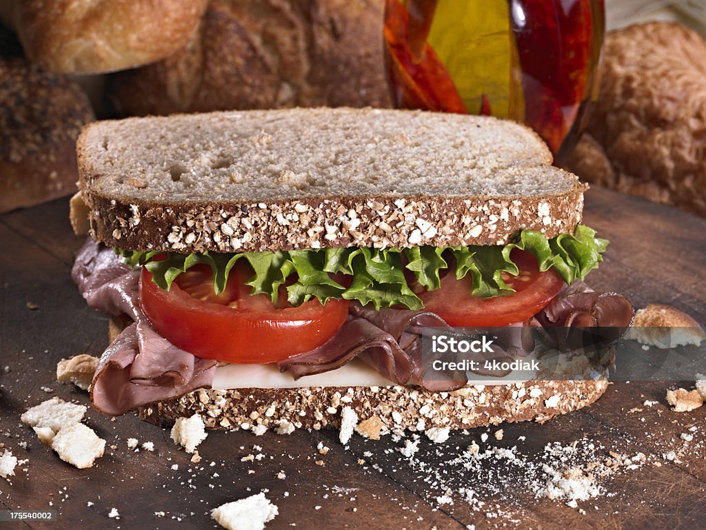 Sándwich de carne de res asada - Foto de stock de Asado - Alimento cocinado libre de derechos