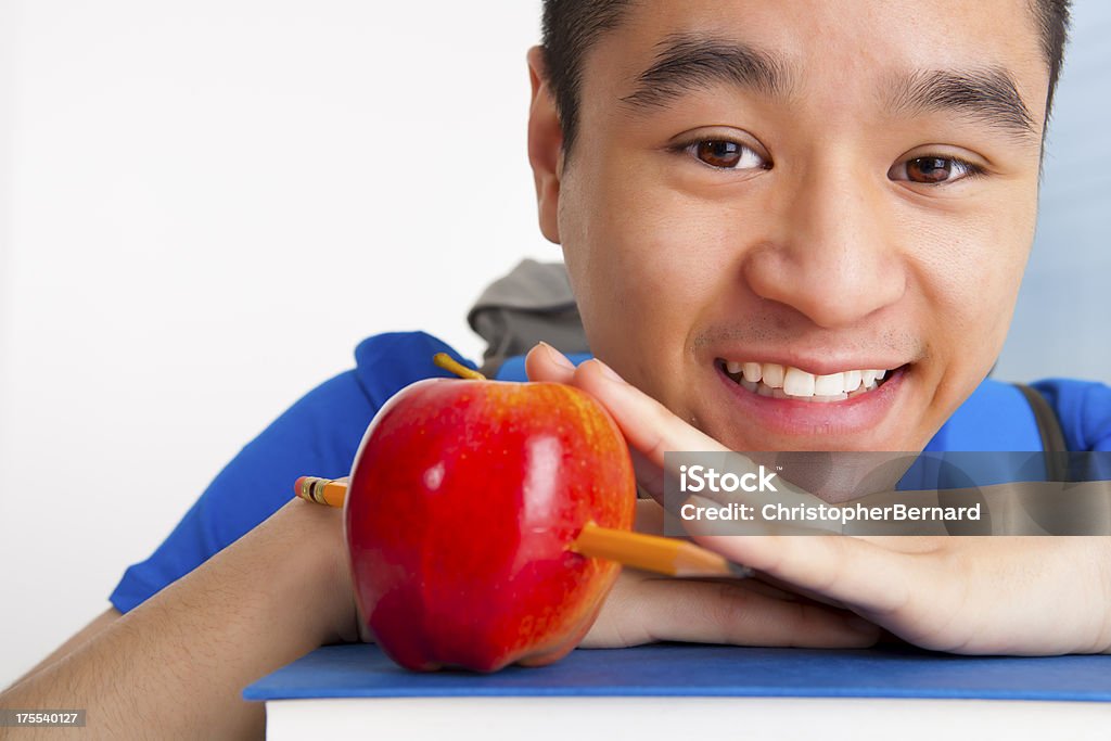 Lächelnd Männlich Schüler mit apple - Lizenzfrei 16-17 Jahre Stock-Foto