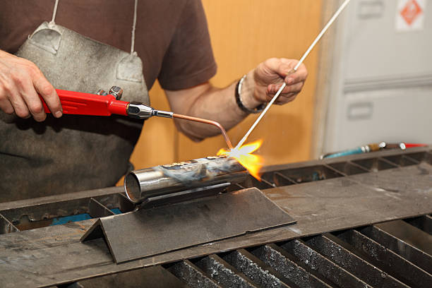 artista escultor trabaja en tubo de acero con chapado de herramientas - brazing flame sculptor horizontal fotografías e imágenes de stock