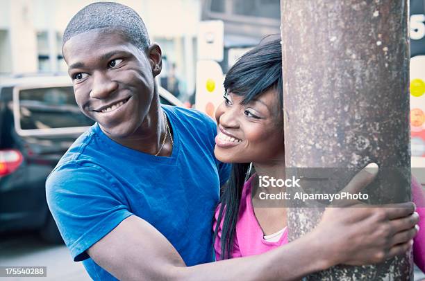 Photo libre de droit de Younge Couple Samuser Dans La Ville Centrevilleiii banque d'images et plus d'images libres de droit de Adulte