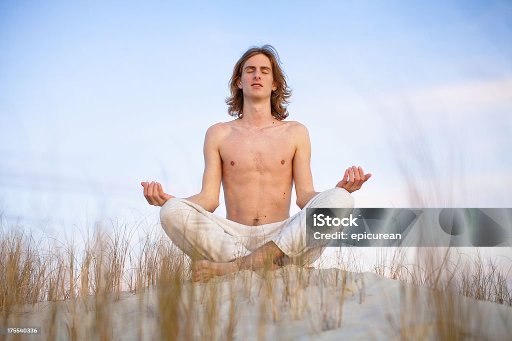 Jovem saudável homem meditating na praia - Foto de stock de Areia royalty-free